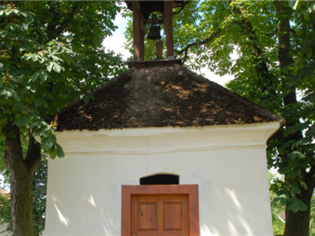 Kaplička se samostatným prostorem a zvoničkou