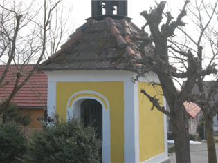 Kaplička se samostatným prostorem a zvoničkou