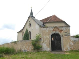 Hřbitovní zeď kostela sv. Václava s bránou