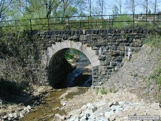 Kamenný klenutý most