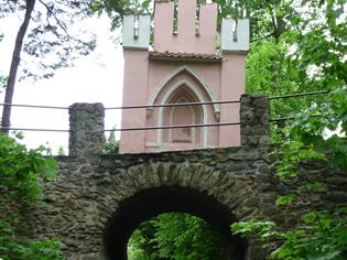 Mostek s kapličkou u Domašínské brány
