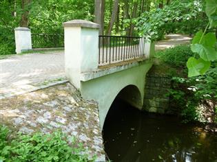 Mostek přes náhon k Domašínu