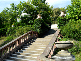 Terasa se schodištěm v Růžové zahradě