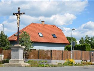 Historický kříž na křižovatce ulic Ke Zlatníkům a Jílovská